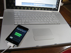 Apple iPod touch превосходно гармонирует с MacBook Pro